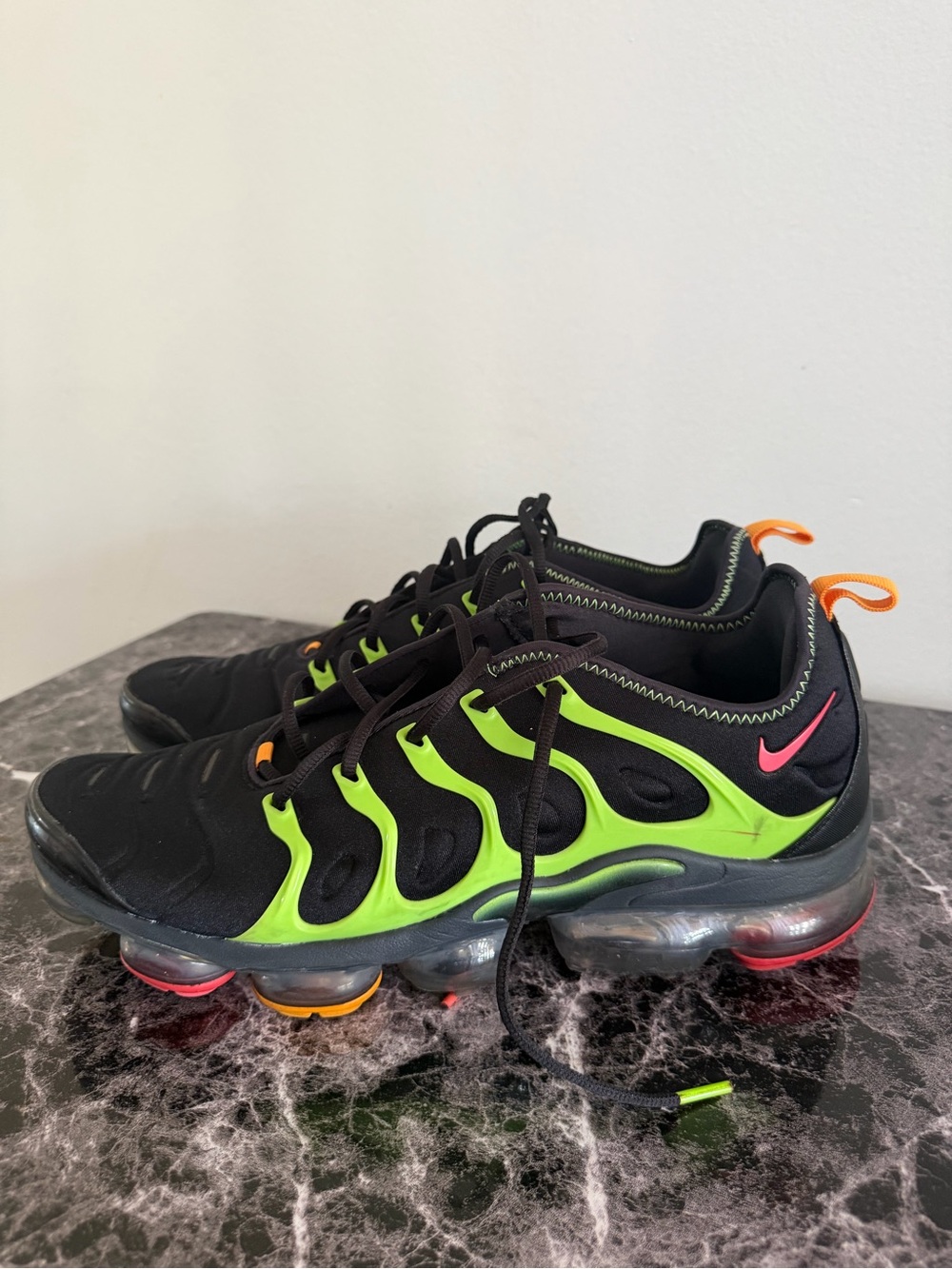Nike Men's vapor max Black Athletic Sneakers with Neon Green Details - Picture 4 of 9